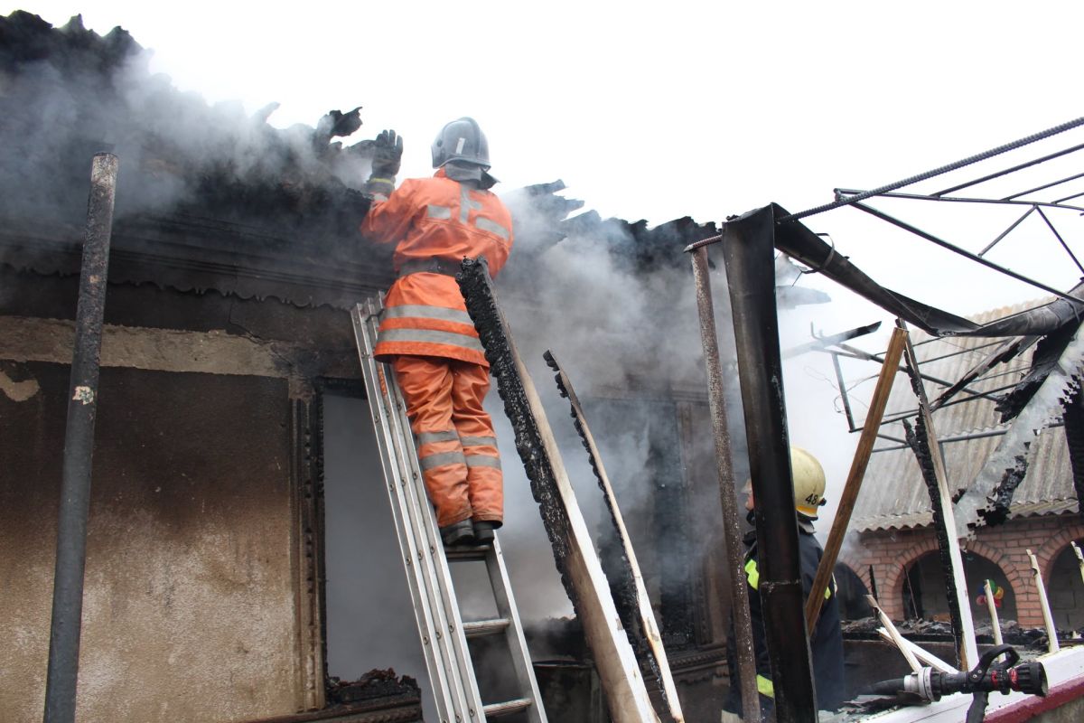 Mândreștii Noi, raionul Sângerei: O casă de locuit a fost mistuită de flăcări. Un tânăr, internat în spital, în stare gravă (FOTO/VIDEO))