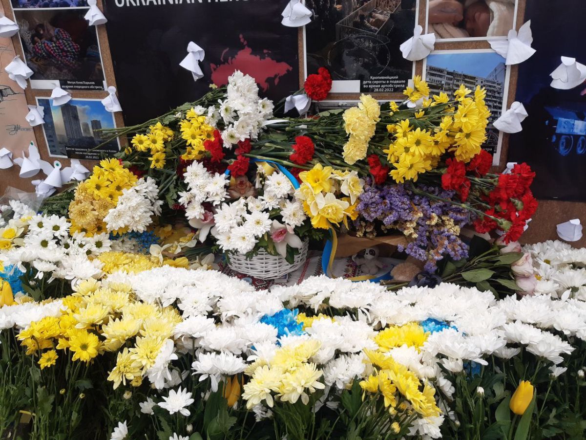Candele, flori cu panglici negre și jucării de pluș la Ambasada Ucrainei. Zeci de oameni aduc omagiu victimelor războiului
