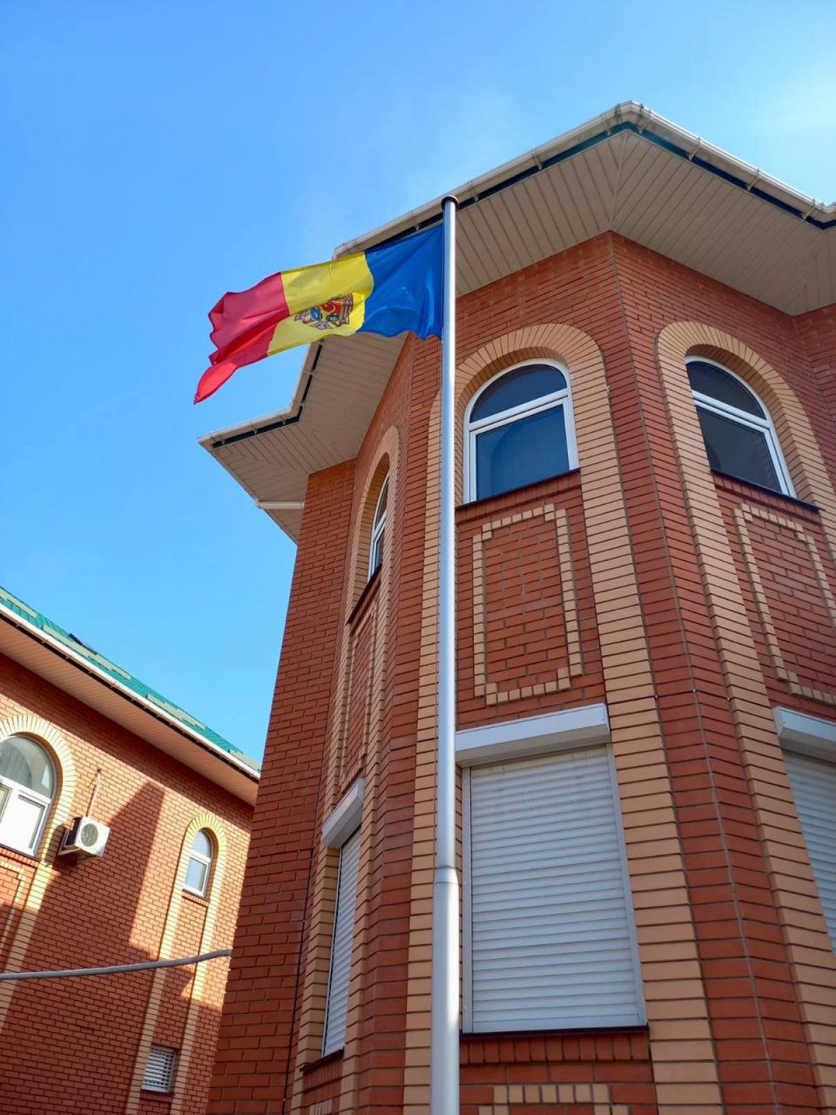 Tricolorul flutură din nou la Kiev. Ambasada Republicii Moldova în Ucraina și-a reluat activitatea în capitala țării vecine (GALERIE FOTO)