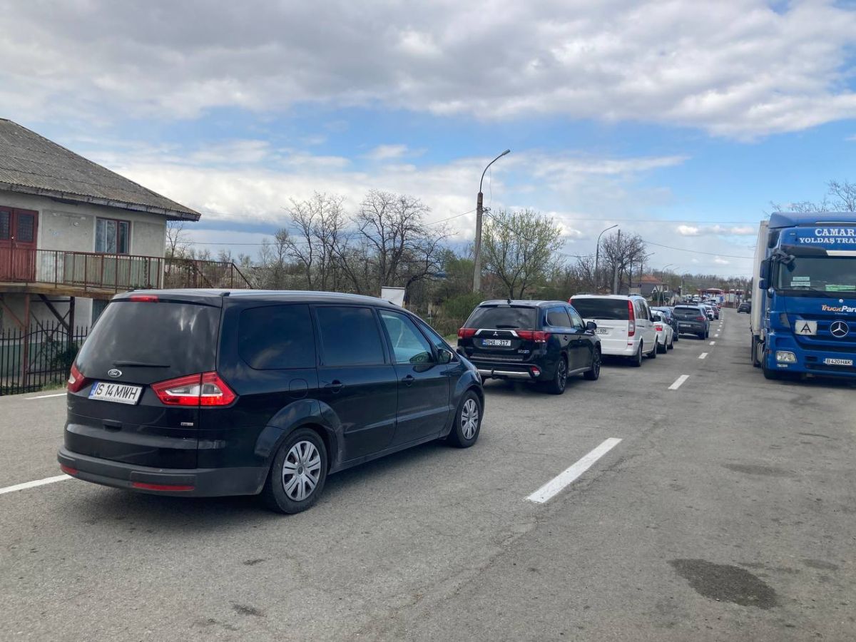 Aglomerație la intrarea în Republica Moldova. Zeci de mașini stau la coadă la vama Sculeni (VIDEO)
