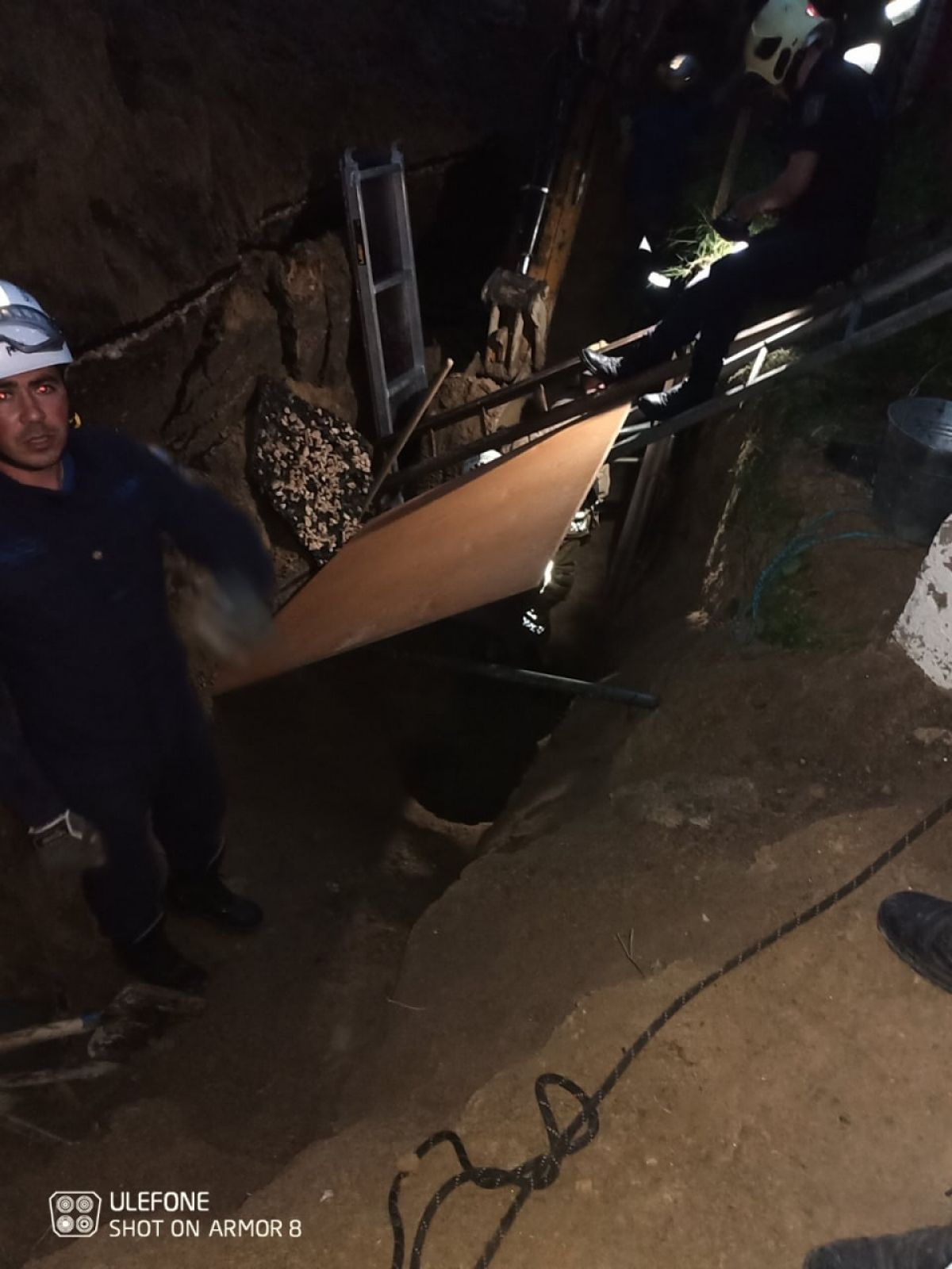 Orașul Sângera: Doi muncitori au rămas blocați sub pământ, în timp ce săpau un șanț