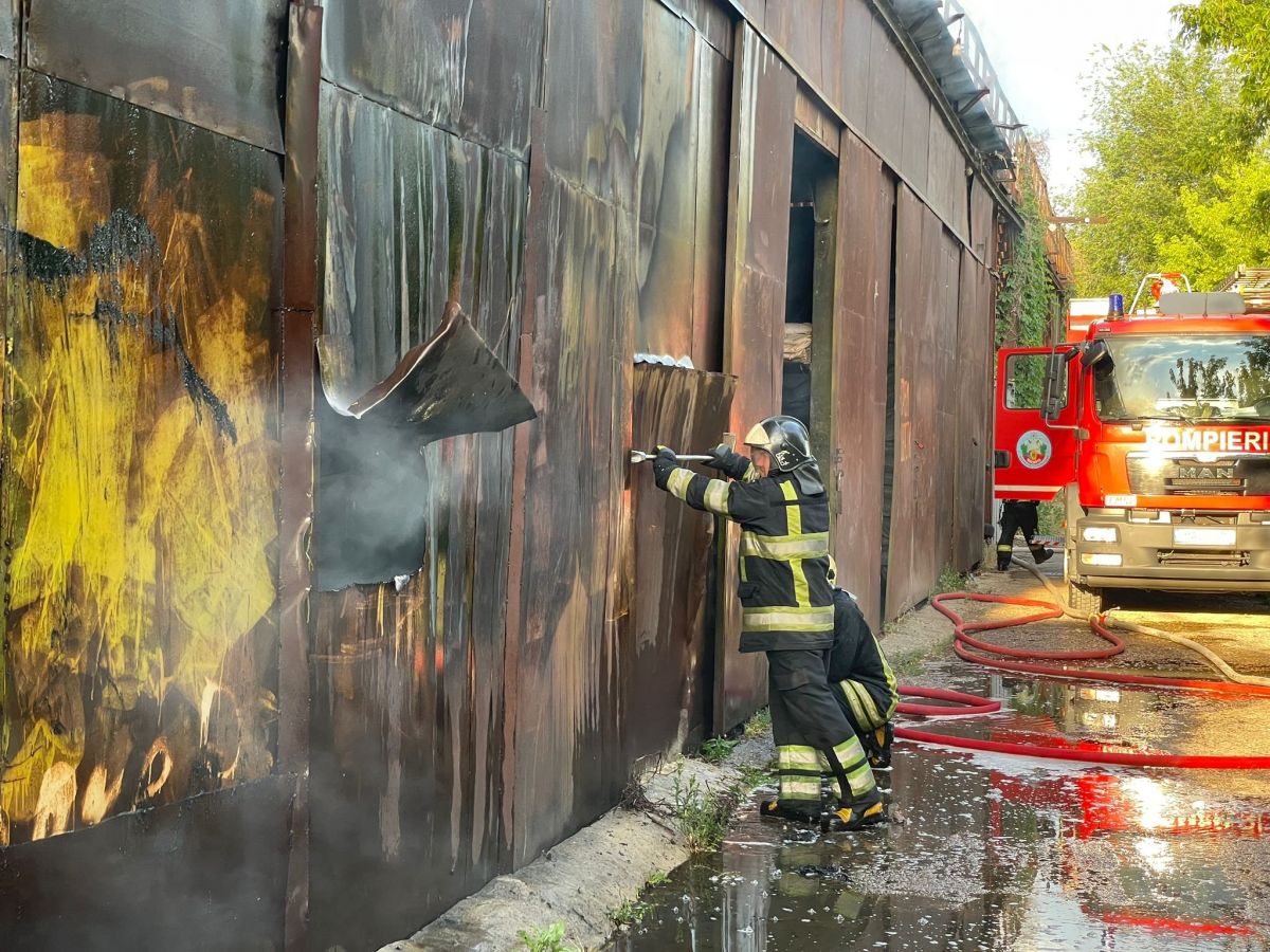 Incendiu într-un depozit de pe strada Petricani. Cinci echipaje de pompieri au luptat cu flăcările (GALERIE FOTO)