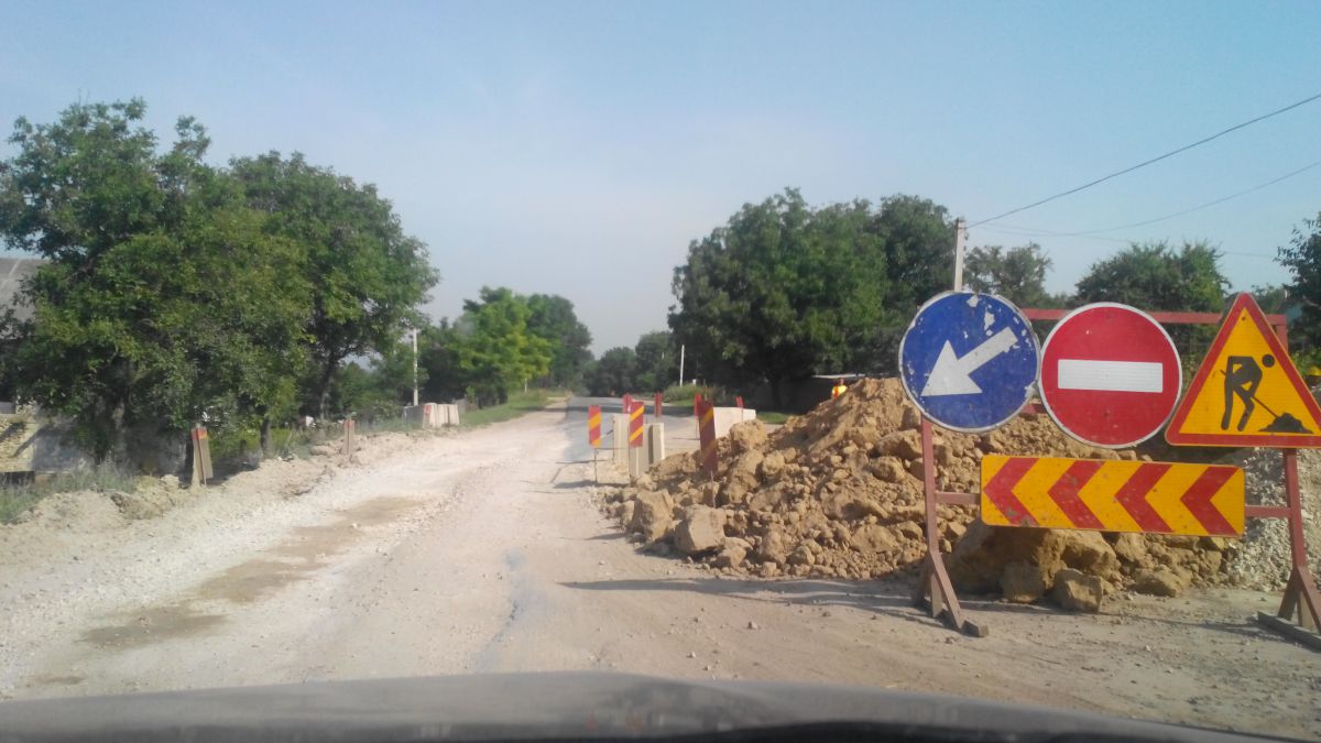 GALERIE FOTO. Praf, gropi și circulație îngreunată pe drumul Chișinău-Ungheni-Sculeni