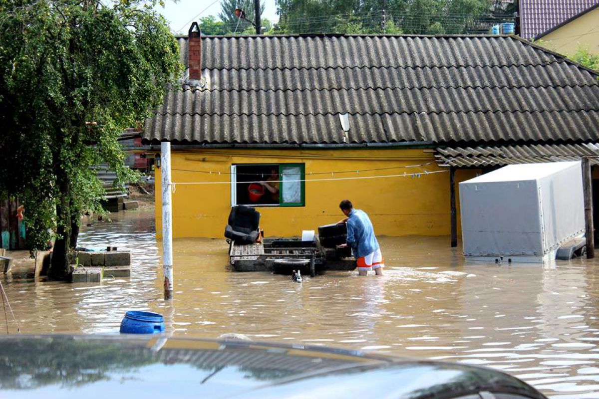 GALERIE FOTO. VIDEO. Curți și case inundate. Consecințele ploii torențiale la Strășeni
