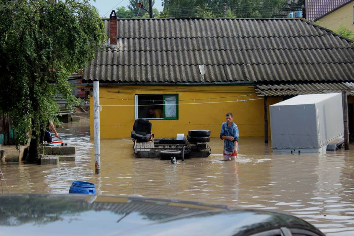GALERIE FOTO. VIDEO. Curți și case inundate. Consecințele ploii torențiale la Strășeni