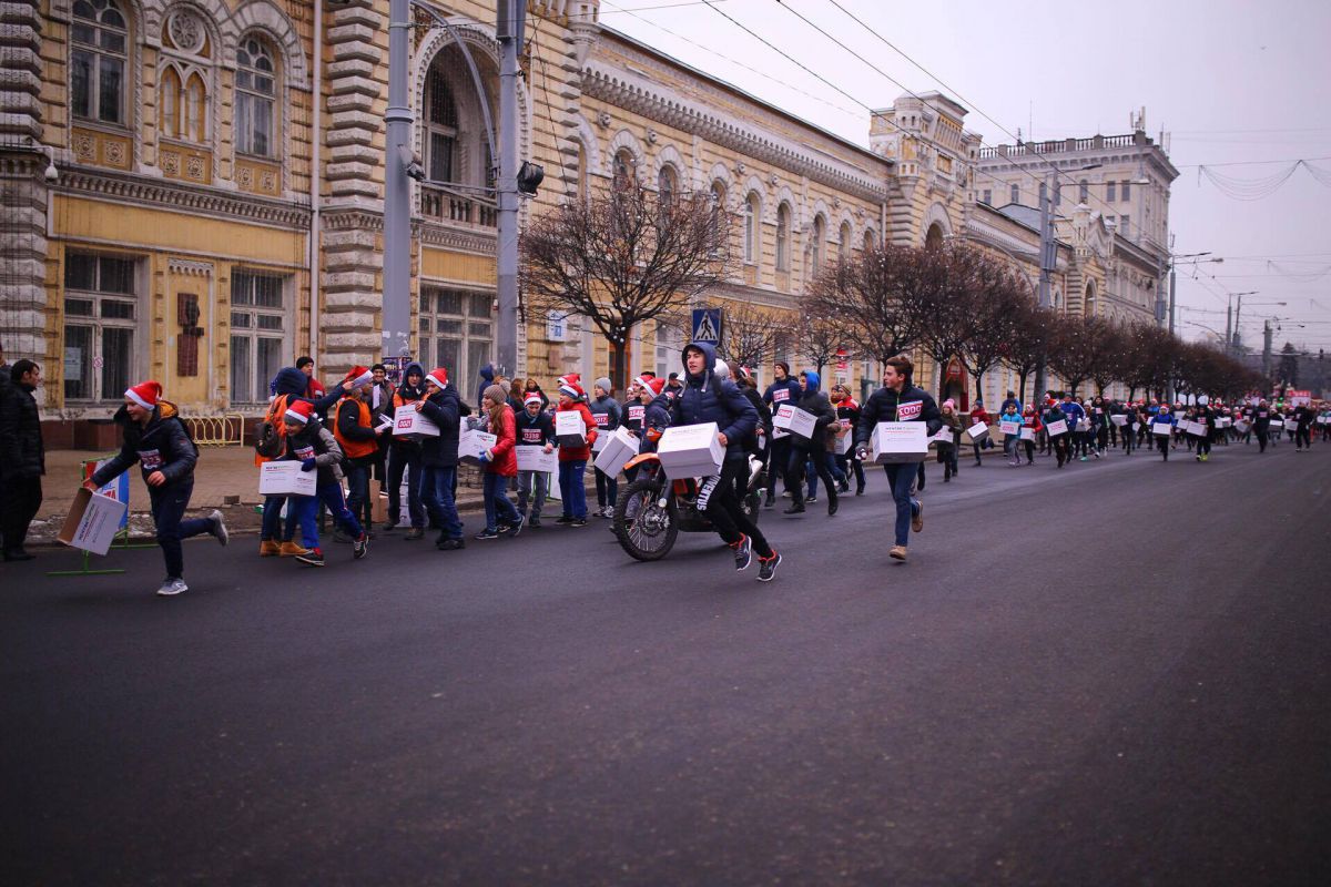 GALERIE FOTO. În Chișinău s-a desfășurat cea de-a patra ediție a Maratonului de Crăciun