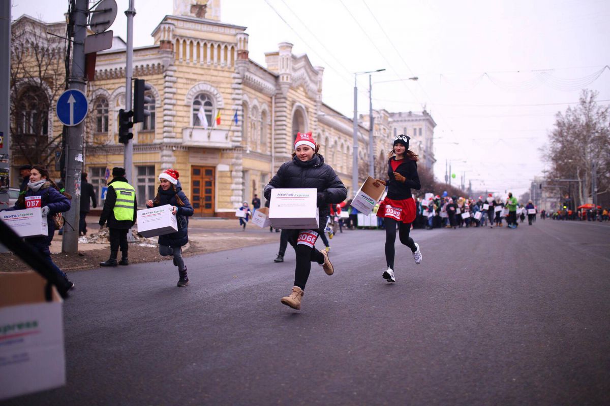 GALERIE FOTO. În Chișinău s-a desfășurat cea de-a patra ediție a Maratonului de Crăciun