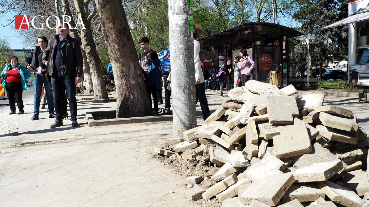 GALERIE FOTO. Ca după bombardament: Cum arată stațiile de așteptare de pe bd. Ștefan cel Mare din Capitală