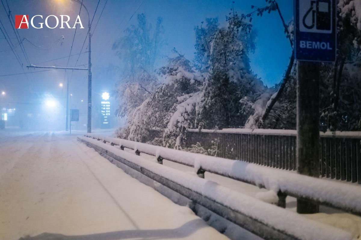 GALERIE FOTO. Noaptea pe ulițele Chișinăului: Zăpada a pus stăpânire pe Capitala Republicii Moldova