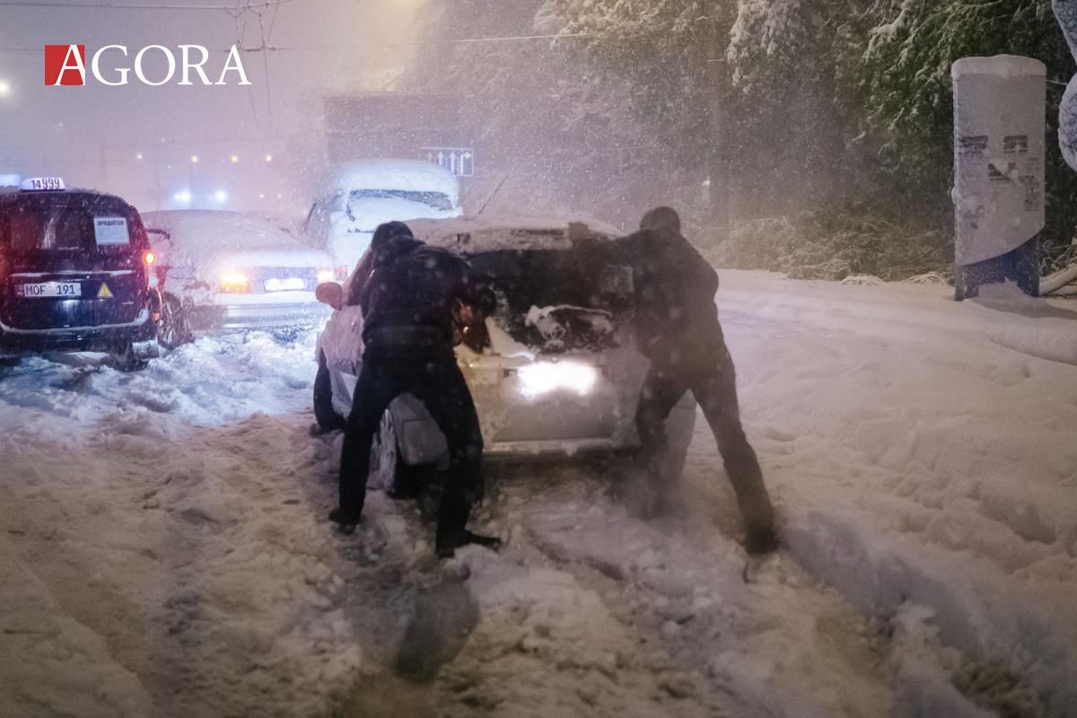 GALERIE FOTO. Noaptea pe ulițele Chișinăului: Zăpada a pus stăpânire pe Capitala Republicii Moldova