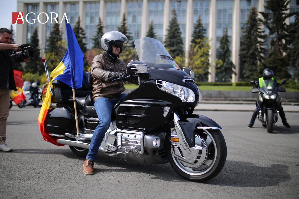 GALERIE FOTO. Drapelul de Stat, promovat de un marș al motocicliștilor, cu susținerea polițiștilor INP