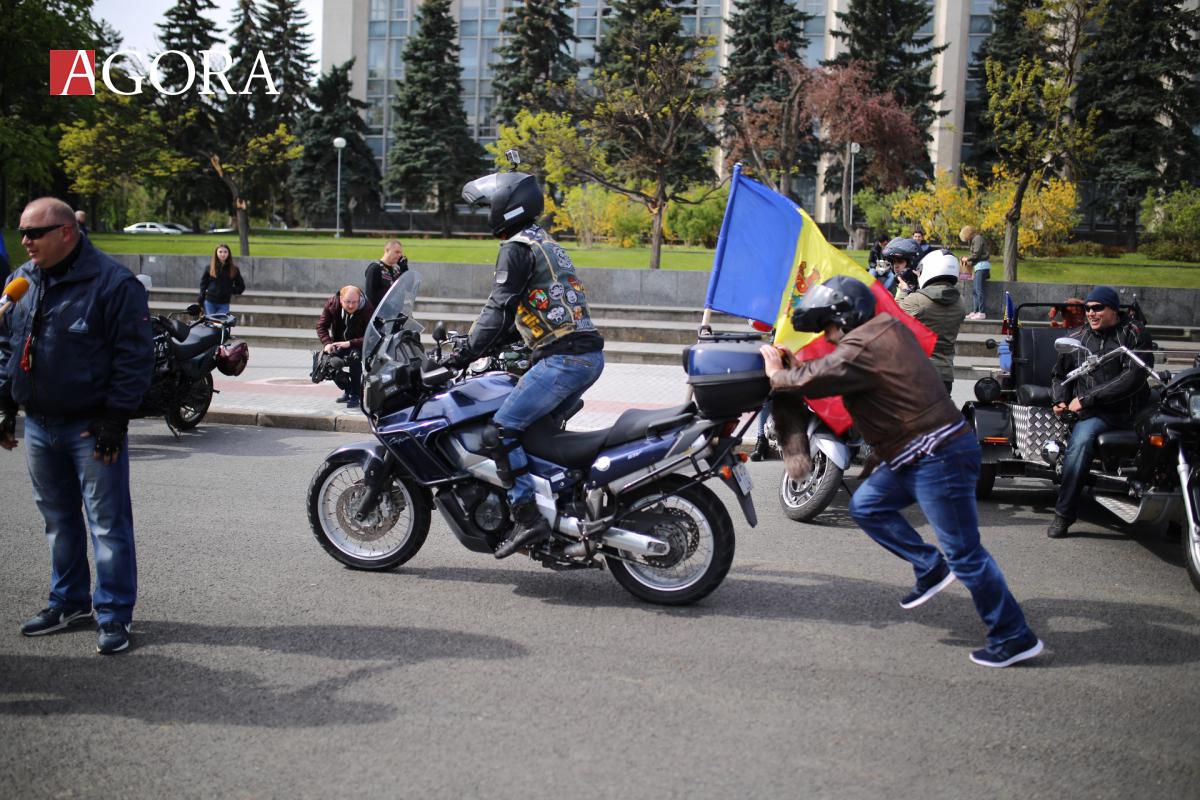 GALERIE FOTO. Drapelul de Stat, promovat de un marș al motocicliștilor, cu susținerea polițiștilor INP