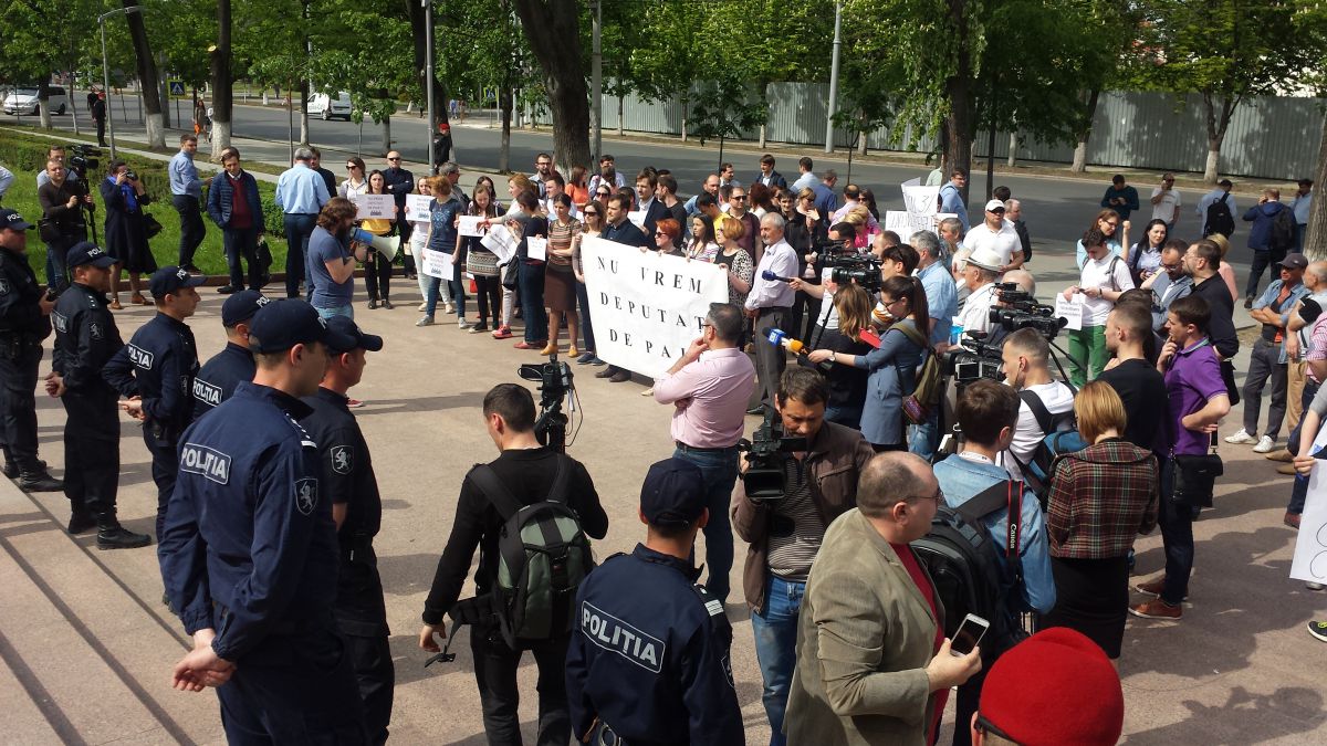 GALERIE FOTO. Opoziția protestează la Parlament: Uninominalul și mixtul denotă înțelegerea PD-PSRM