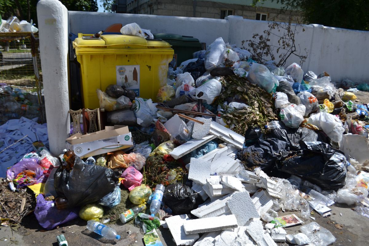 GALERIE FOTO. Cum arată platourile de gunoi din Chișinău la o zi după ce evacuarea deșeurilor menajere a fost reluată