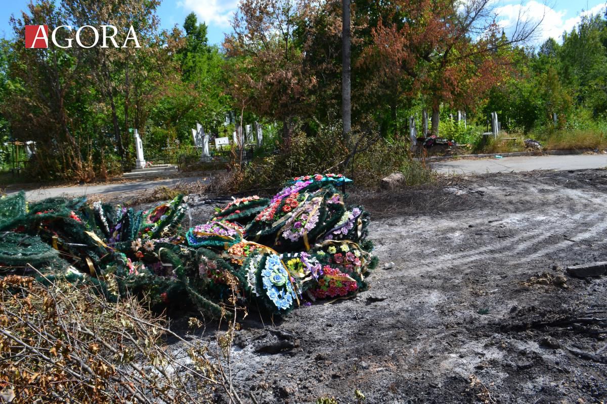 GALERIE FOTO. Cum arată gunoiștea din apropierea cimitirului Sfântul Lazăr, după incendiul de noaptea trecută