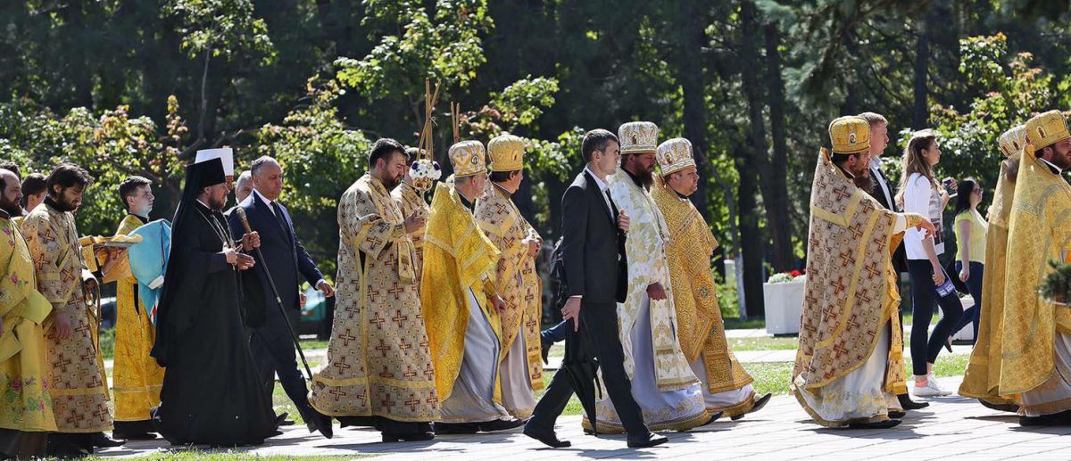 GALERIE FOTO. Dodon se afișează din nou alături de preoți, cărora le-a acordat decorații de stat