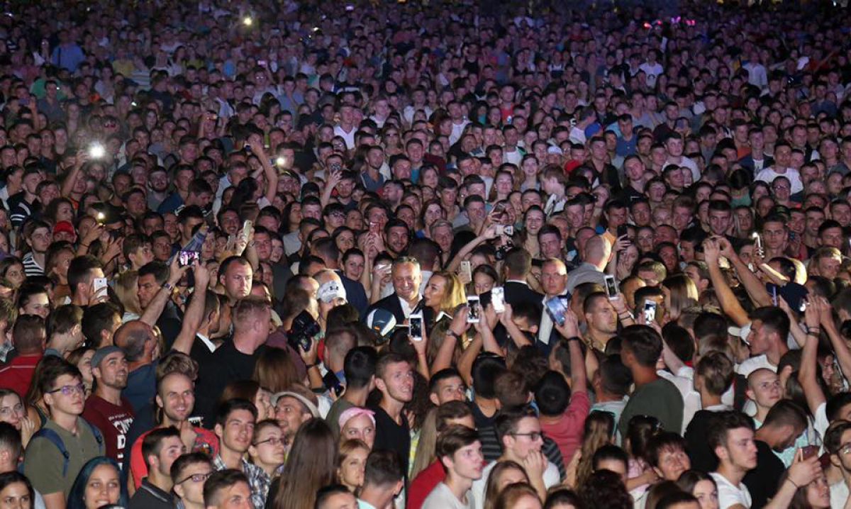 FOTO, VIDEO. Dodon, omniprezent la concertul dedicat tinerilor: Baie de mulțime și poze cu toată lumea