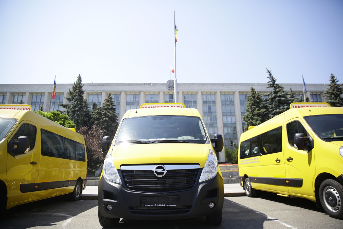 GALERIE FOTO. România a donat R. Moldova 96 de microbuze școlare. Tudose: „Accesul la educație este foarte important”