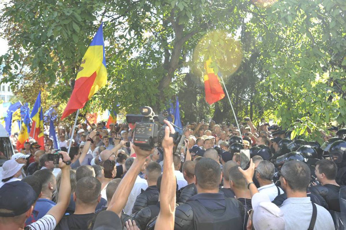 FOTO, VIDEO. Momentul în care microbuzul cu boxele utilizate la protest ajunge în față la Moldova1
