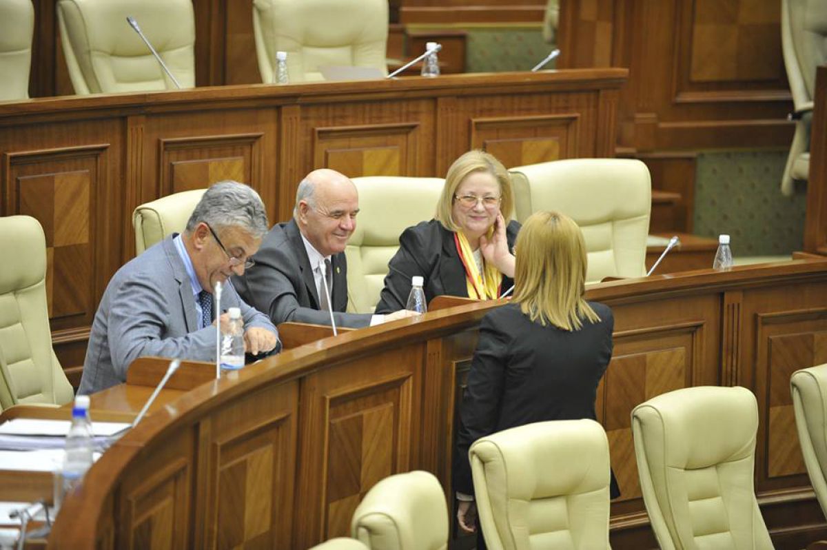 GALERIE FOTO. Destindere și zâmbete în Parlament: Cu ce se ocupă deputații în timpul ședinței