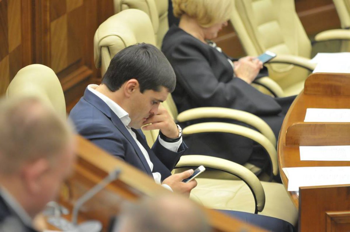 GALERIE FOTO. Cu ce se ocupă deputații la ședințele în plen: Mihalachi joacă „Ferma” pe telefon