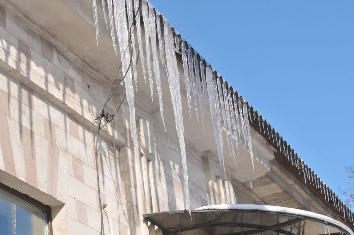 FOTO. Pericol pe străzi: Țurțuri mari de gheață s-au format sub streșinile clădirilor din Chișinău