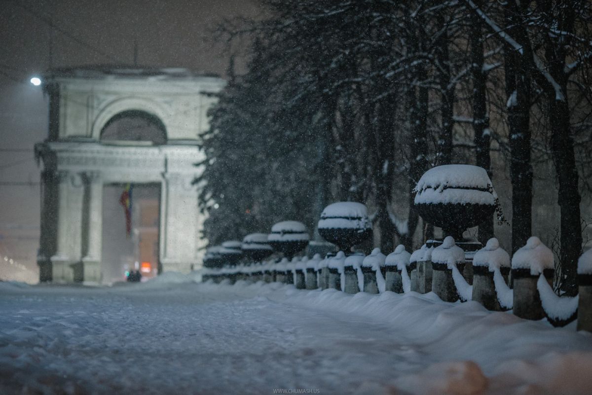 GALERIE FOTO. „Iarna pe care o așteptam a venit în luna martie”. Cum arată Chișinăul în seara ninsorilor