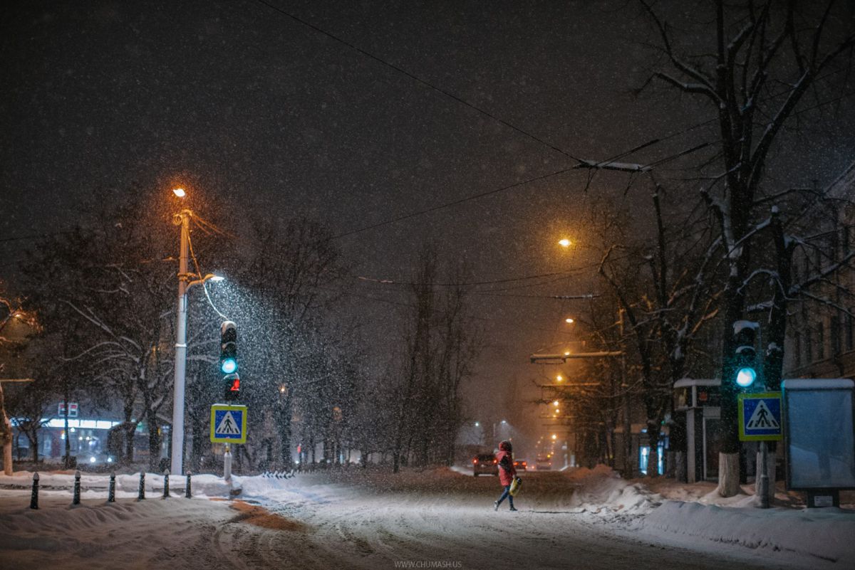 GALERIE FOTO. „Iarna pe care o așteptam a venit în luna martie”. Cum arată Chișinăul în seara ninsorilor