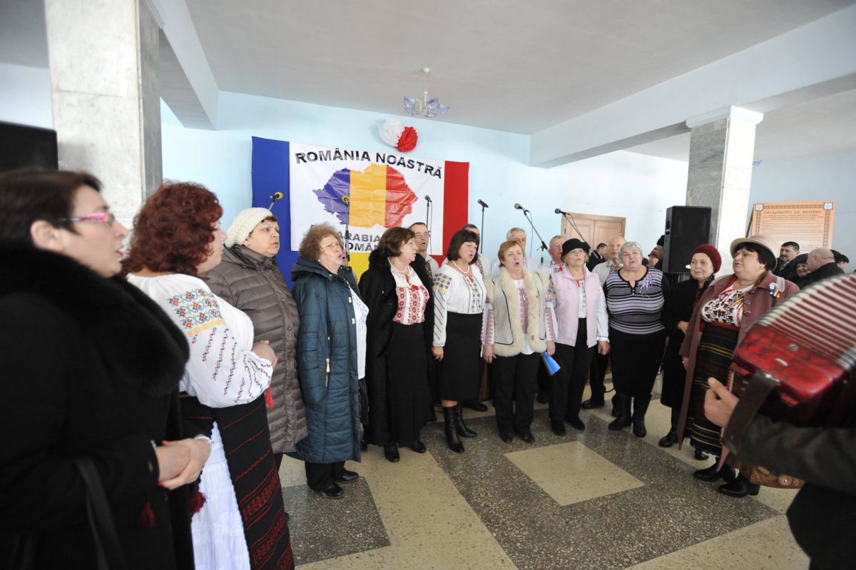GALERIE FOTO. Locuitorii municipiului Strășeni semnează Declarația simbolică de Reunire
