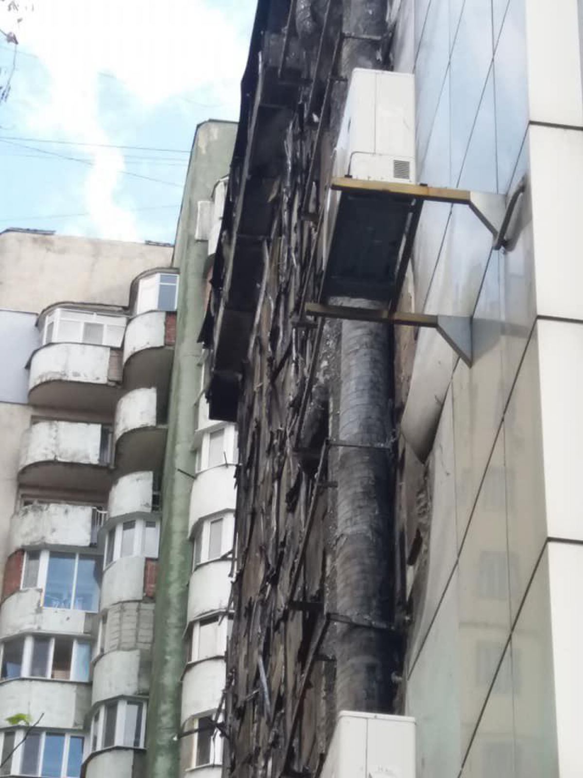 GALERIE FOTO. Cum arată clădirea „Lunedor” de pe strada Ismail după incendiu 