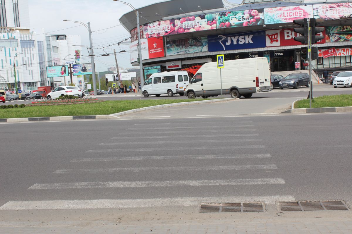 GALERIE FOTO. Zebre invizibile pe străzi: Așa arată majoritatea trecerilor de pietoni din Capitală