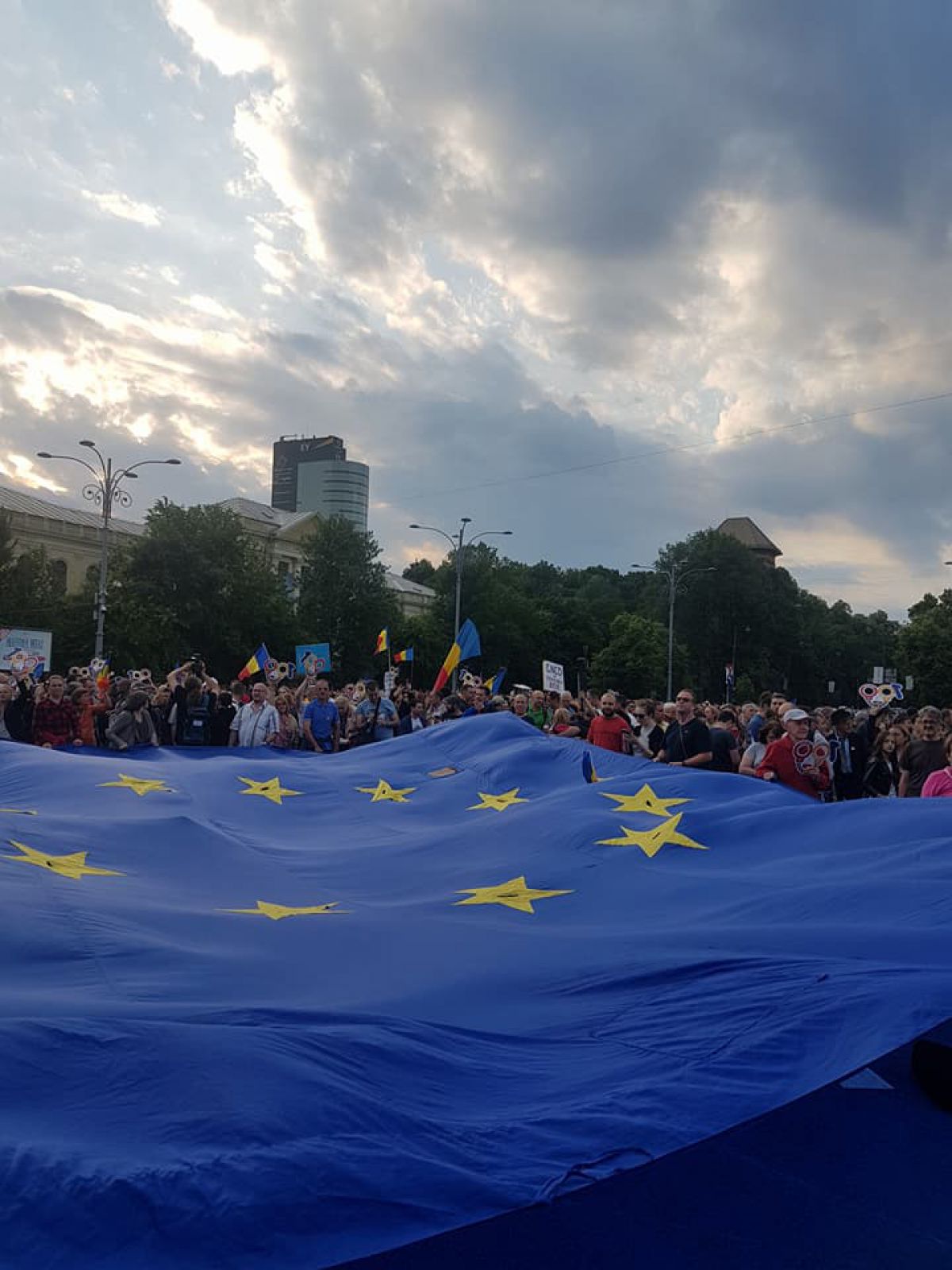 GALERIE FOTO. Mii de români din întreaga lume au ieșit în stradă, protestând împotriva guvernării