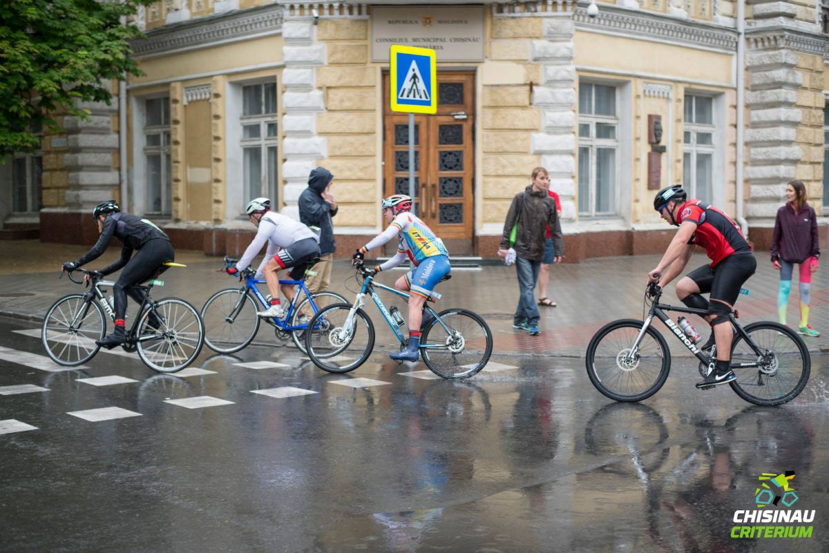Cursa pentru cicliști a început la Chișinău, în ciuda ploii. „Vom veni chiar dacă va fi tornadă”, spune un participant