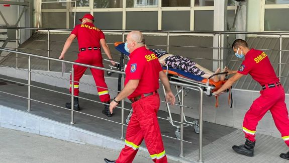 O pacientă traumată într-un accident produs la Odessa a fost adusă în R. Moldova prin intermediul echipajului terestru SMURD (FOTO/VIDEO)