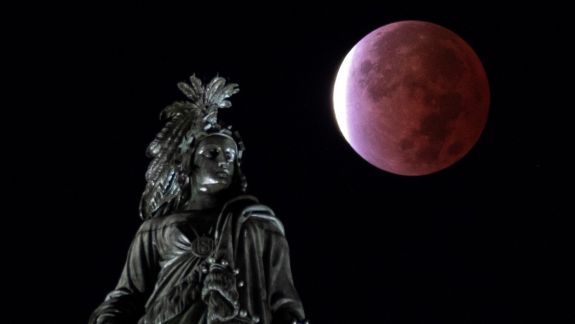 Cea mai lungă eclipsă parțială de lună din ultimii 580 de ani. Iată cum a arătat fenomenul numit „Luna Sângerie” (FOTO)