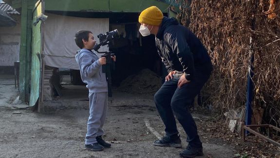 O echipă de la Hollywood filmează în nordul Moldovei un documentar pentru Netflix. Filmul descoperă istoriile oamenilor fără identitate (FOTO)

