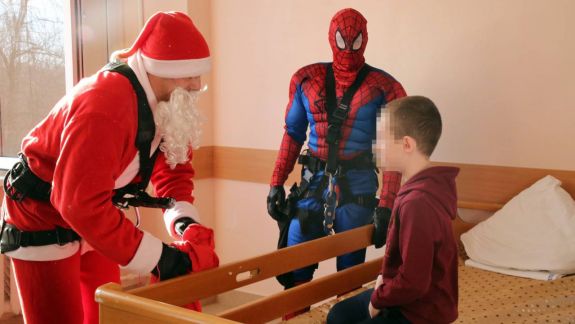 Spider Man și Hulk, pe clădirea Spitalului pentru Copii „Valentin Ignatenco”. Polițiștii de la „Fulger” au devenit complicii lui Moș Crăciun (FOTO)