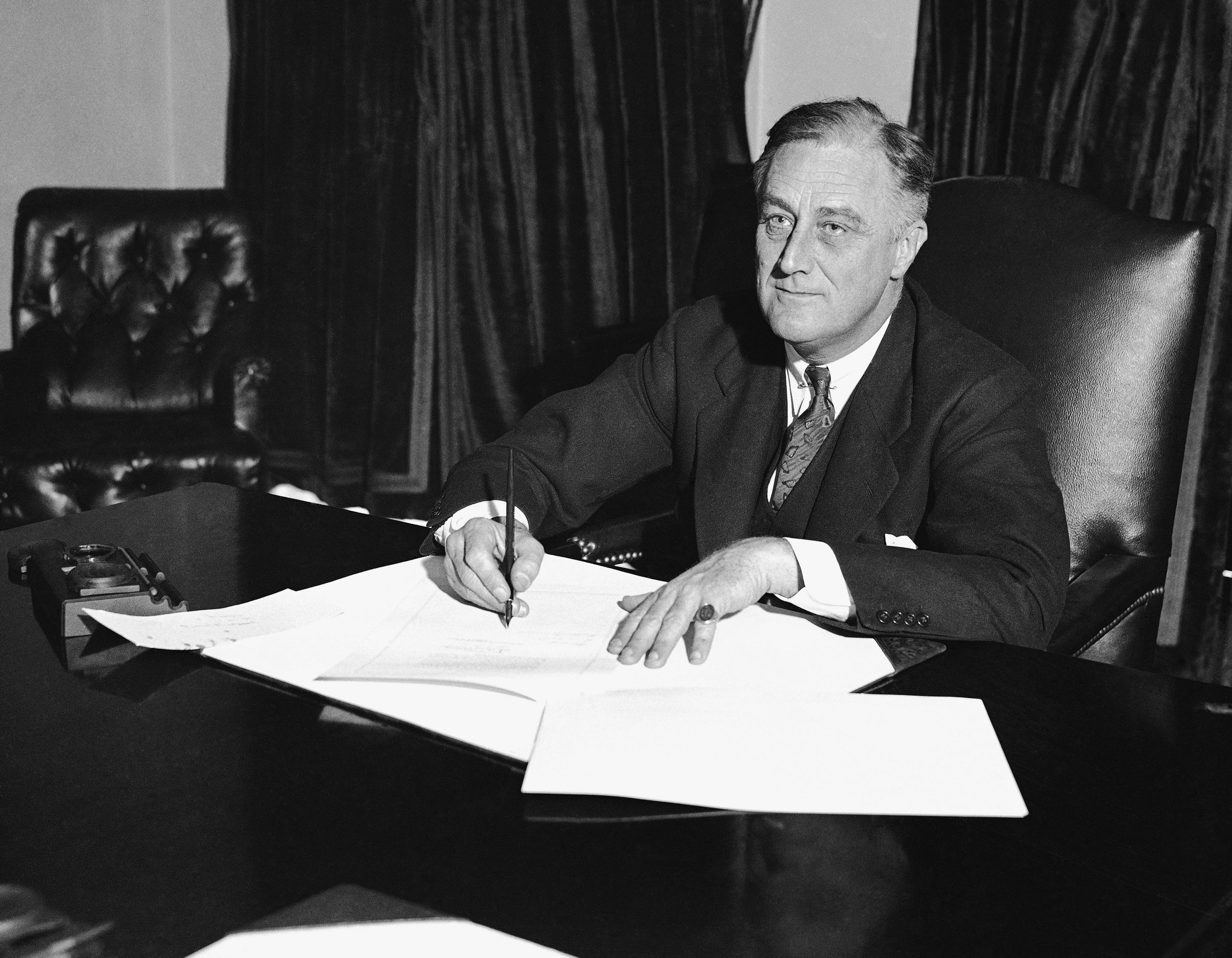 Roosevelt president. Франклин Рузвельт (1933-1945). Франклин Рузвельт президент США. Франклин Рузвельт (1933 – 1945 гг. – президент США). Рузвельт 1933.