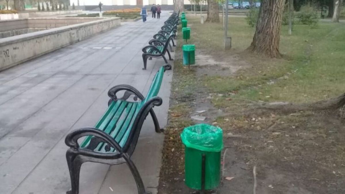 Случай в городах. Мусорные баки Кишинев. Мусорные баки в центре города на праздник.