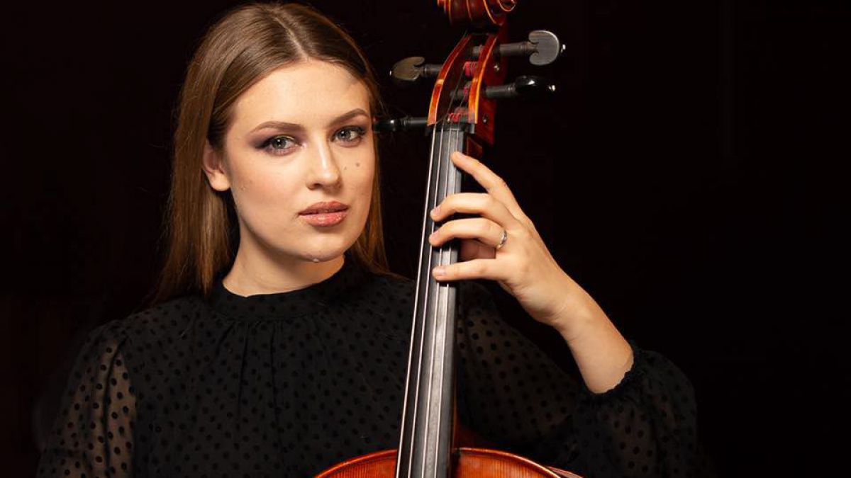 curse Prefix gallery AGORA - O tânără violoncelistă: „Am ales acest instrument, pentru că sună  asemănător vocii omului”