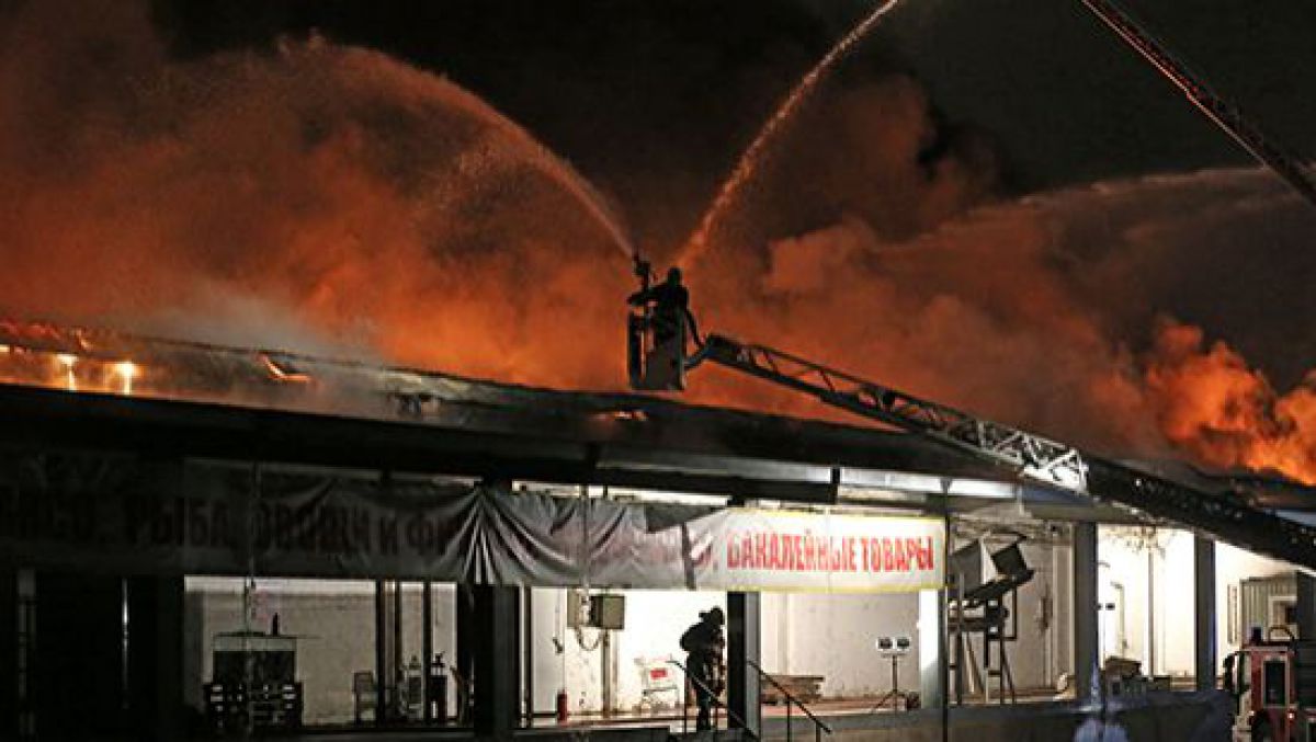 Гиб москва. Тушение пожара на складе. Пожар в Гольяново сейчас. Пожар на складе в Москве. Последствие пожара на цветочном складе.
