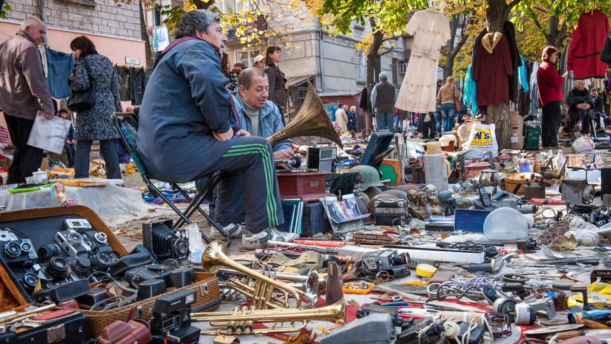 Comercianții de la piața de vechituri din fața Gării au primit locuri