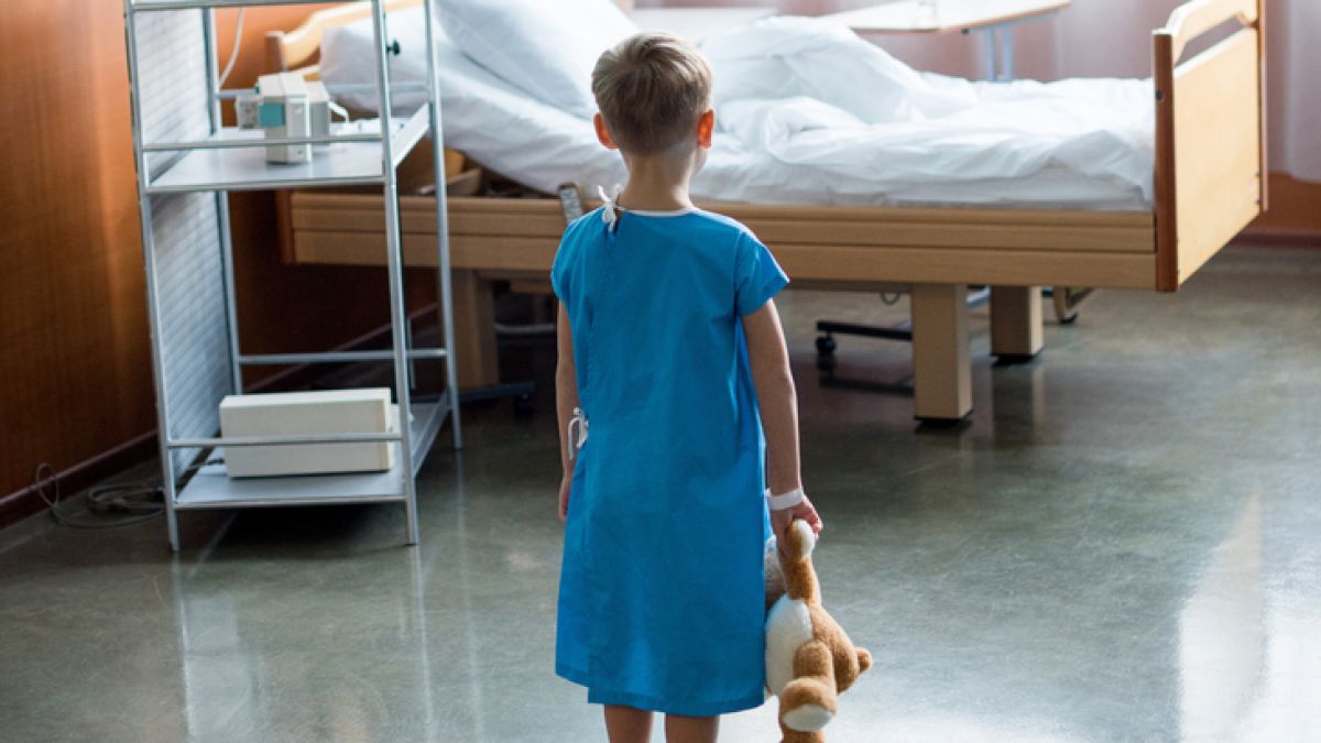AGORA - Cu copilul la spital: Până la ce vârstă părinții pot insista să fie internați alături de copiii lor