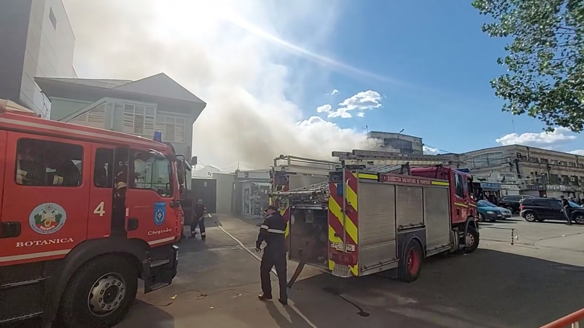 Incendiu la Piața Centrală Sa aprins un depozit. UPDATE. Arderea a