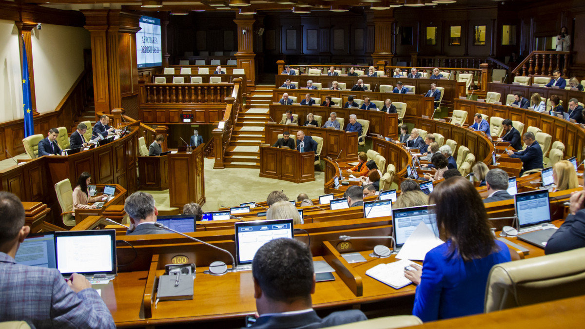 Legi cu privire la ÎMMuri, piața de capital sau demisia unui