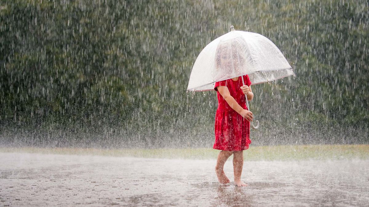 It usually rain. Playing in the Rain. To pour Rain. Start Rain. Girls playing in Rain.