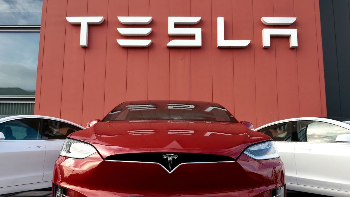 AGORA - Tesla intră pe piața din România: Deschide prima reprezentanță și face angajări