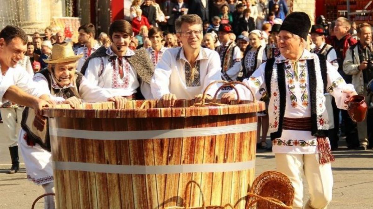 День вина. Праздник вина в Орхей. Молдаване пьют вино. Молдаване виноделы особи. Какого числа день вина.