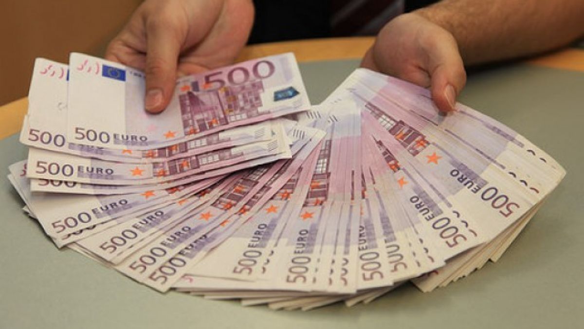 деньги евро. зарплата. инфляция в эстонии. куча евро в руках. зарплата в евро.