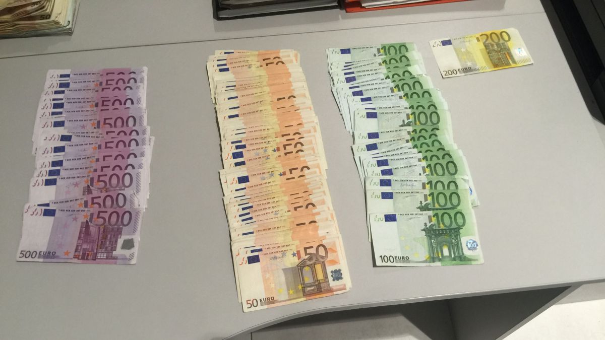 Prime Minister Freeze layer AGORA - Valută nedeclarată: 42 300 de euro și 800 de dolari, depistați de  către vameșii de la Aeroportul Chișinău
